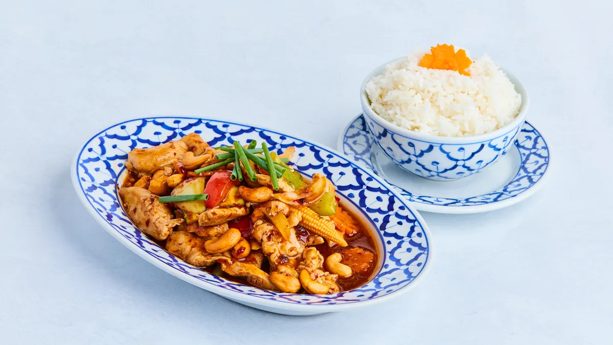 8. Kai Pad Metmamuong
