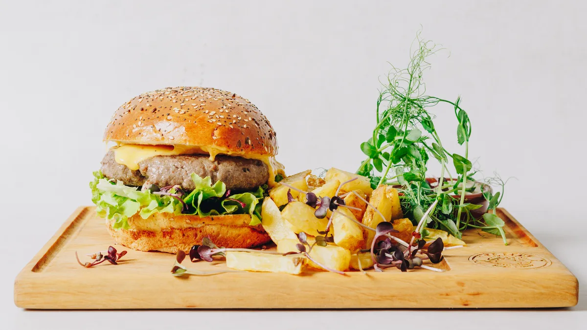 Beef - steak burger s domaćim krumpirićima