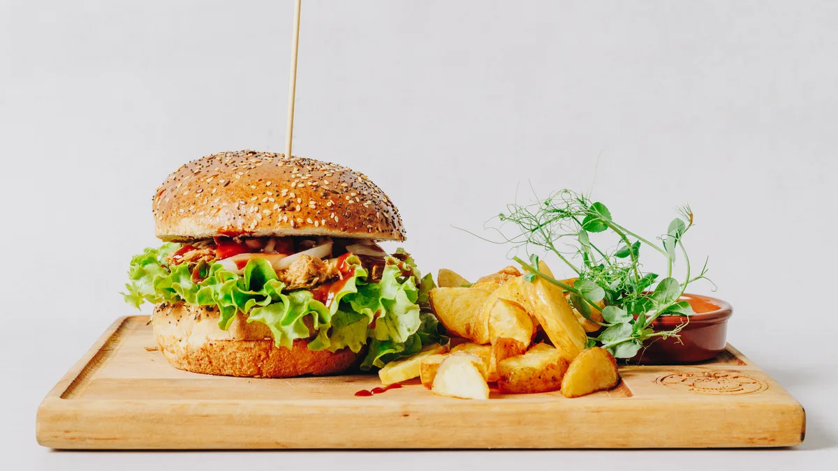The Bear burger s domaćim krumpirićima