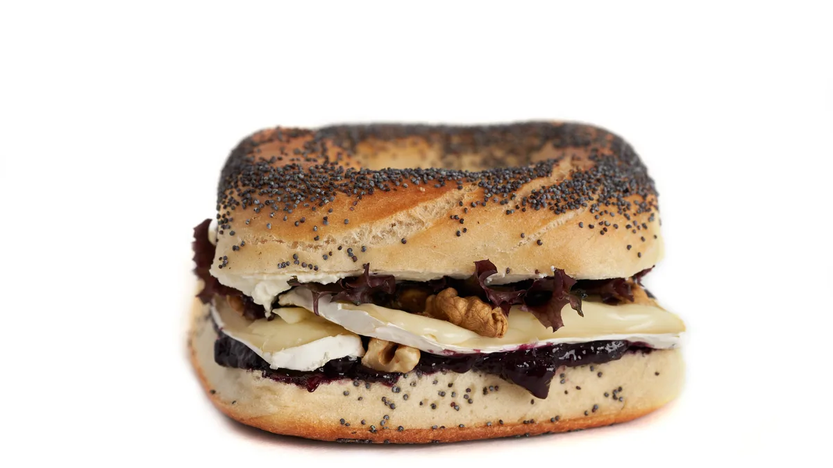 XL Camembert and walnut bagel - Camembert kézműves kocka bagel