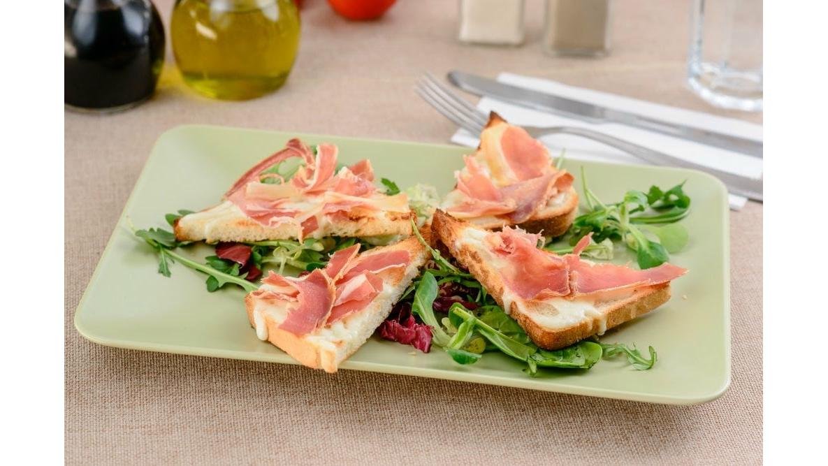 Bruschete cu mozzarella si prosciutto crudo