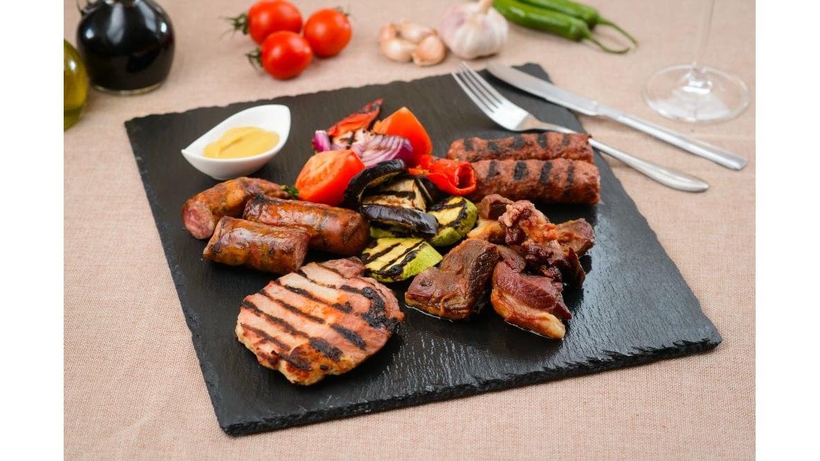 Mixt grill rustic servit cu legume la grătar sau trase la tigaie