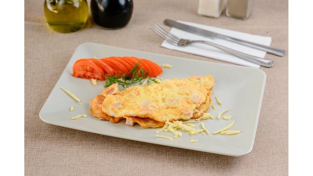 Omletă cu șuncă și cașcaval