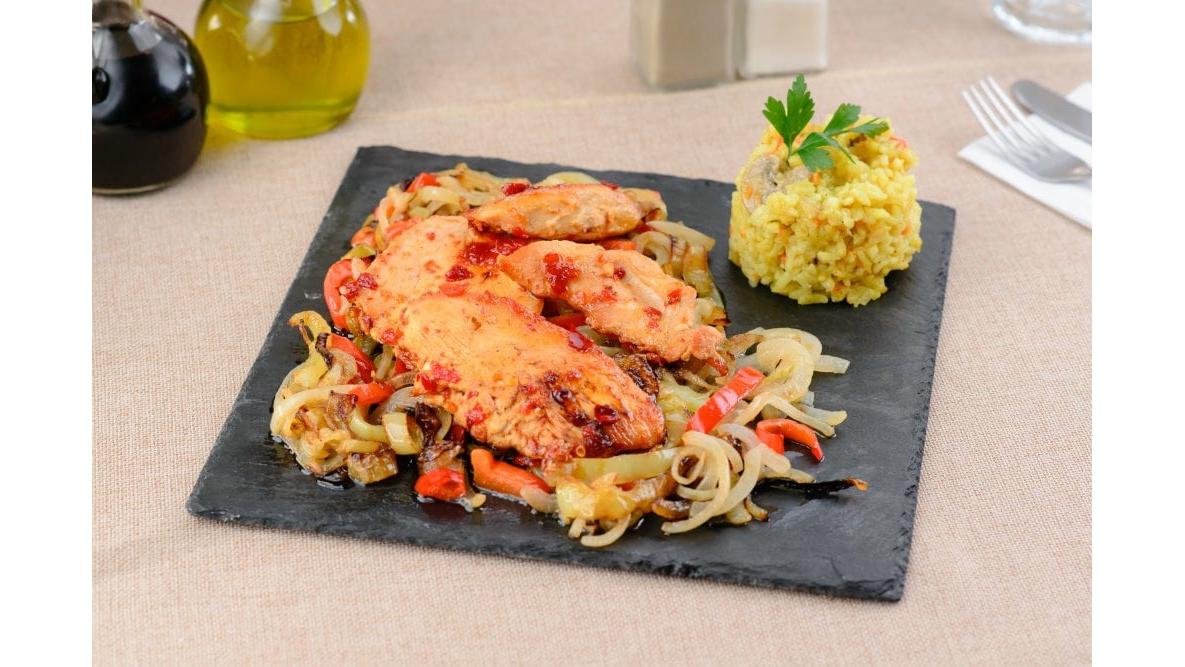 Piept de curcan cu dulceata de ardei iute si orez cu legume la tigaie