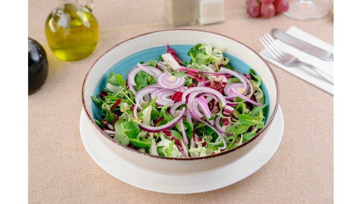 Salată verde cu ceapă