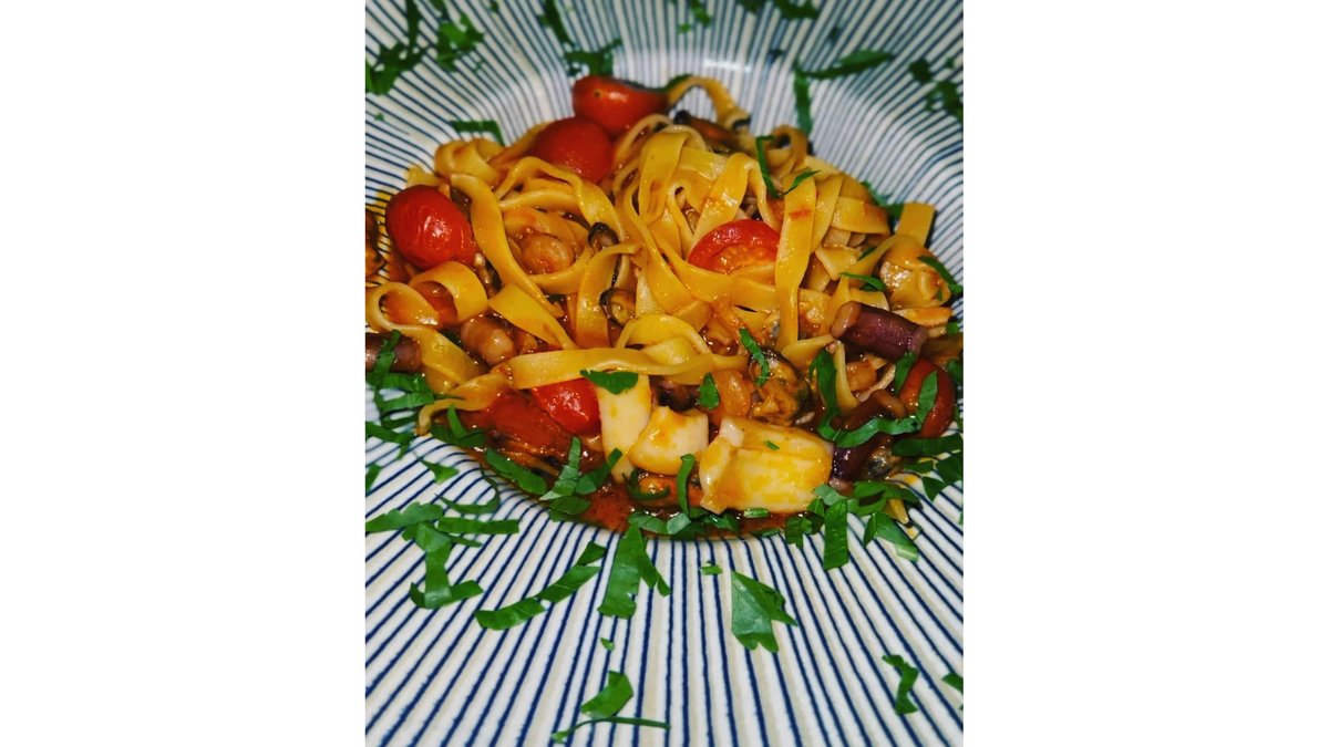 TAGLIATELLE CU FRUCTE DE MARE