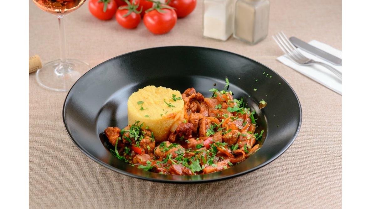 Tocăniță de porc cu mămăliguță