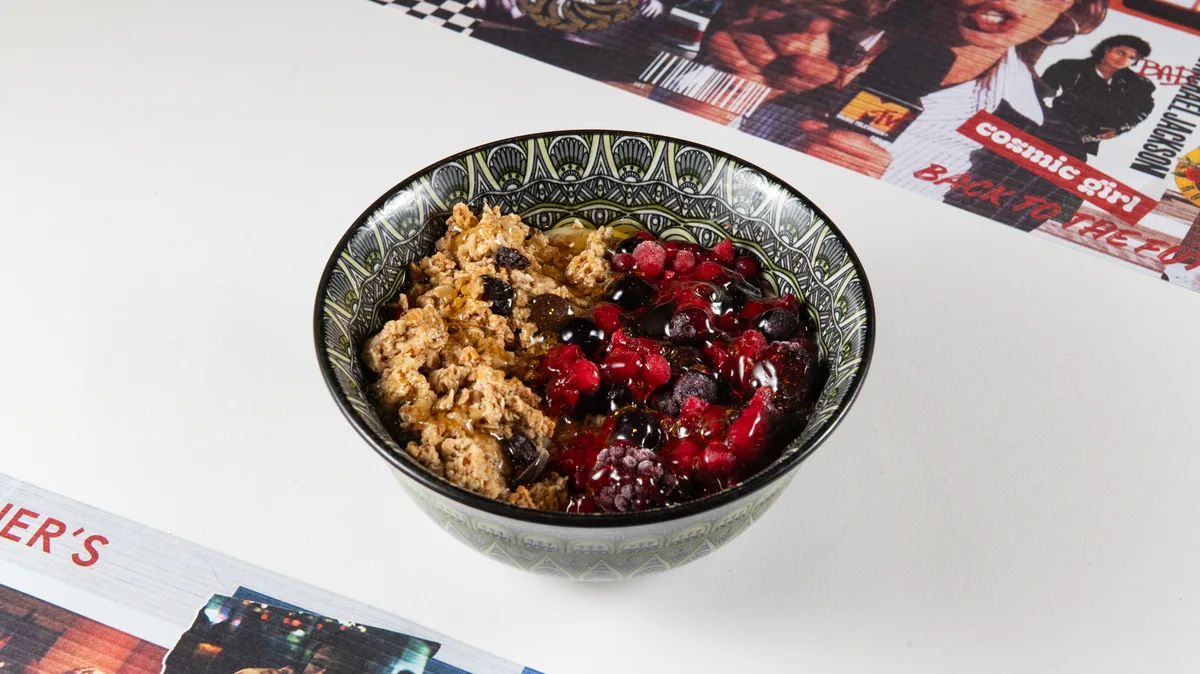 Γιαούρτι με Μέλι Φρούτα και Granola