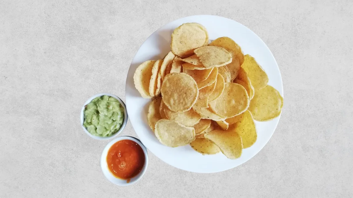 Tortilla-Maischips mit Guacamole und Salsa Habanero