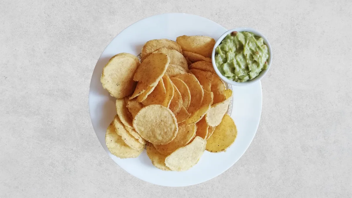 Tortilla-Maischips mit Guacamole