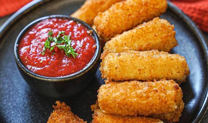 Mozzarella Sticks (6 pcs)