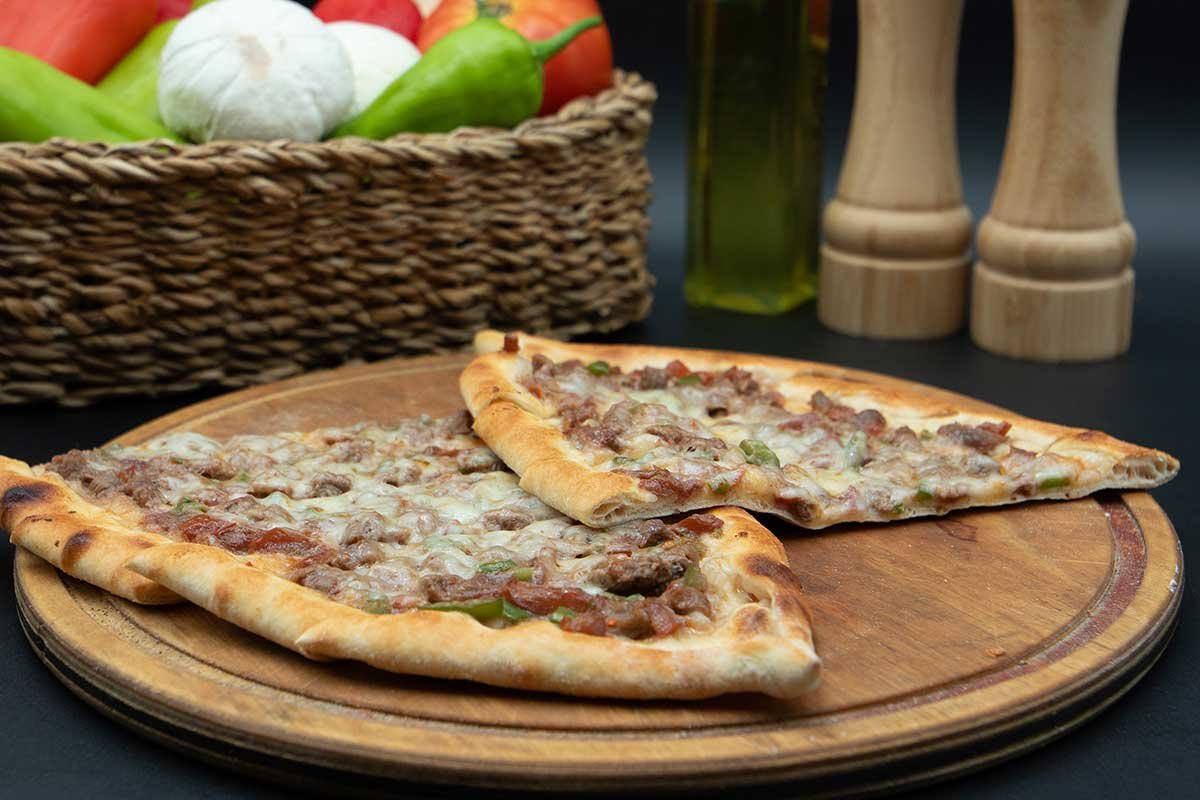 Meat Cubes with Cheese Pide
