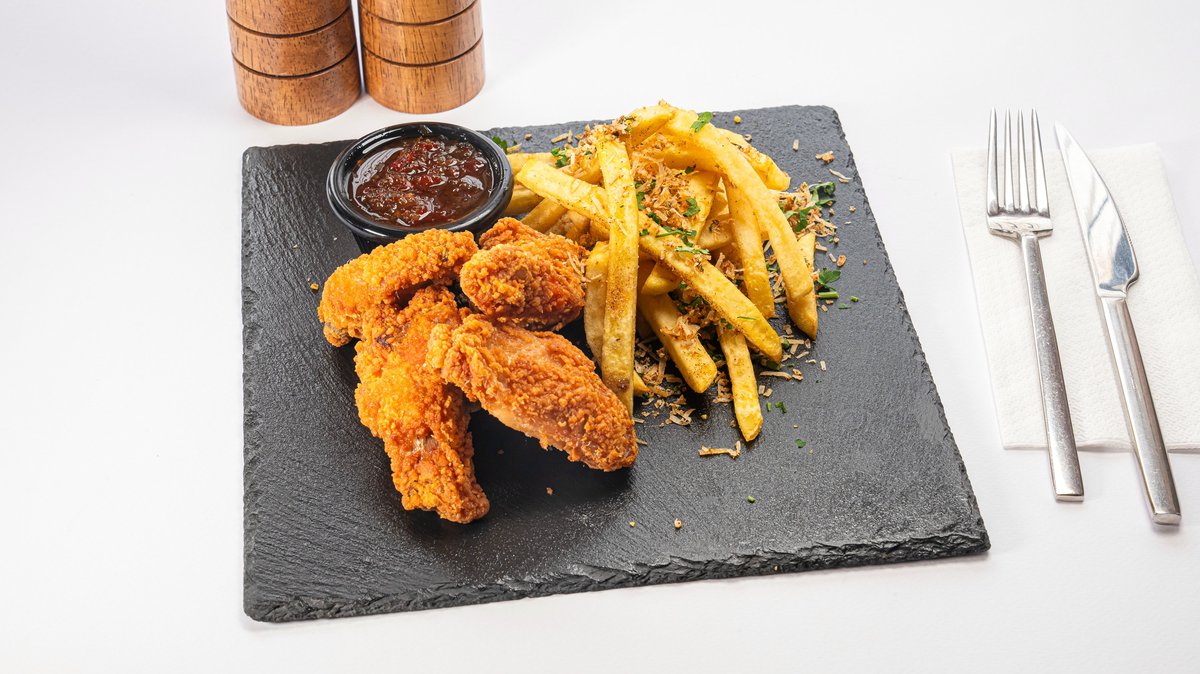 Aripioare crispy cu cartofi aromatizați și dulceata de ardei iute