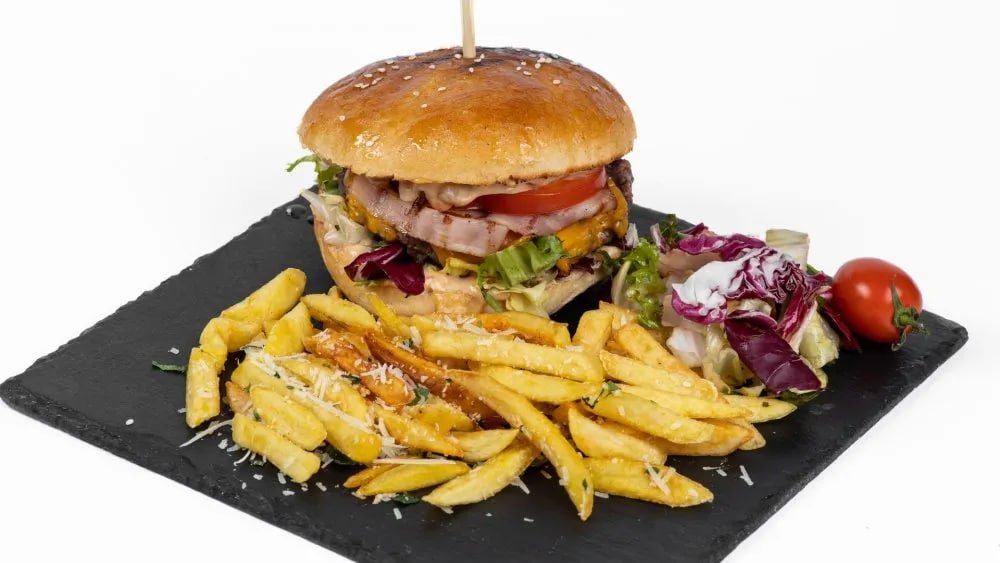 Cheeseburger cu cartofi aromatizați