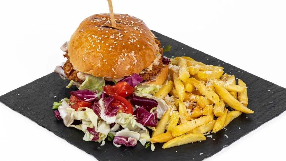 Crispy chicken burger cu cartofi aromatizați