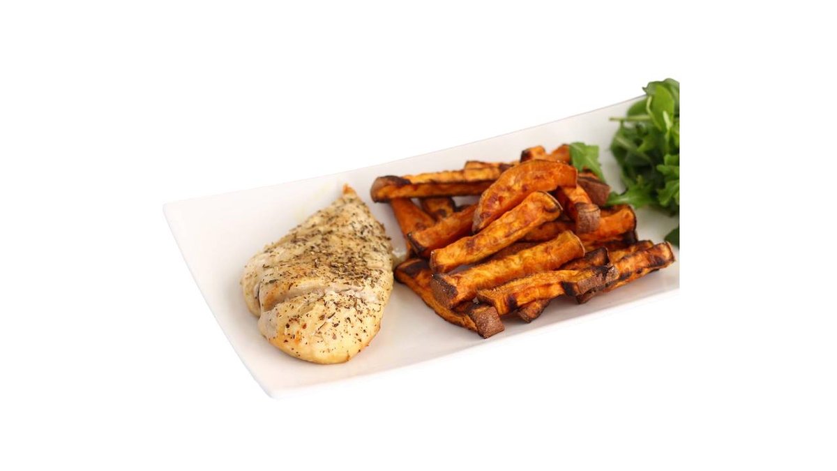 Piept de pui la grill cu cartofi dulci prajiti si sos tzatziki