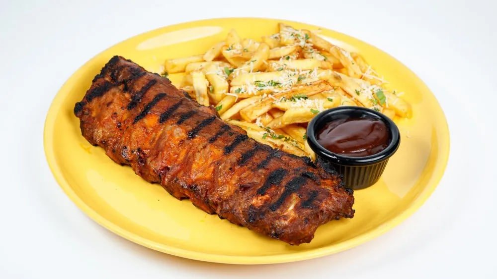 Scarita de porc marinată cu sos BBQ și cartofi aromatizați