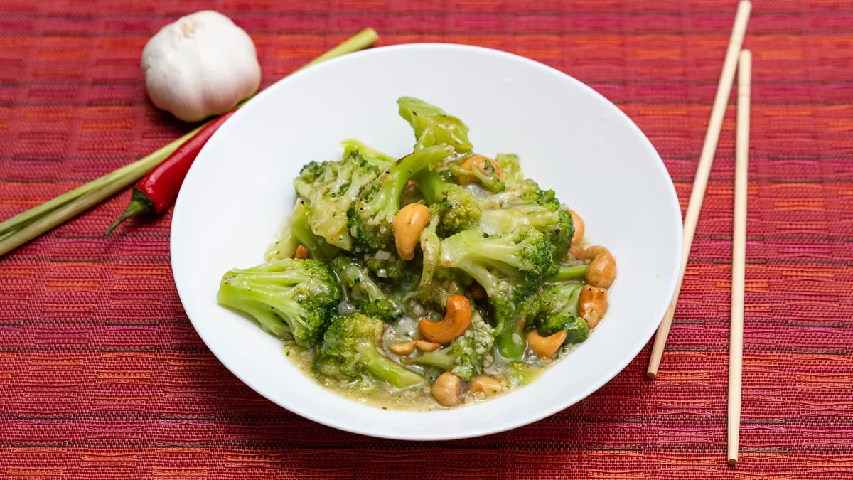 102. Stir Fry Broccoli With Garlic Sauce And Cashew Nuts