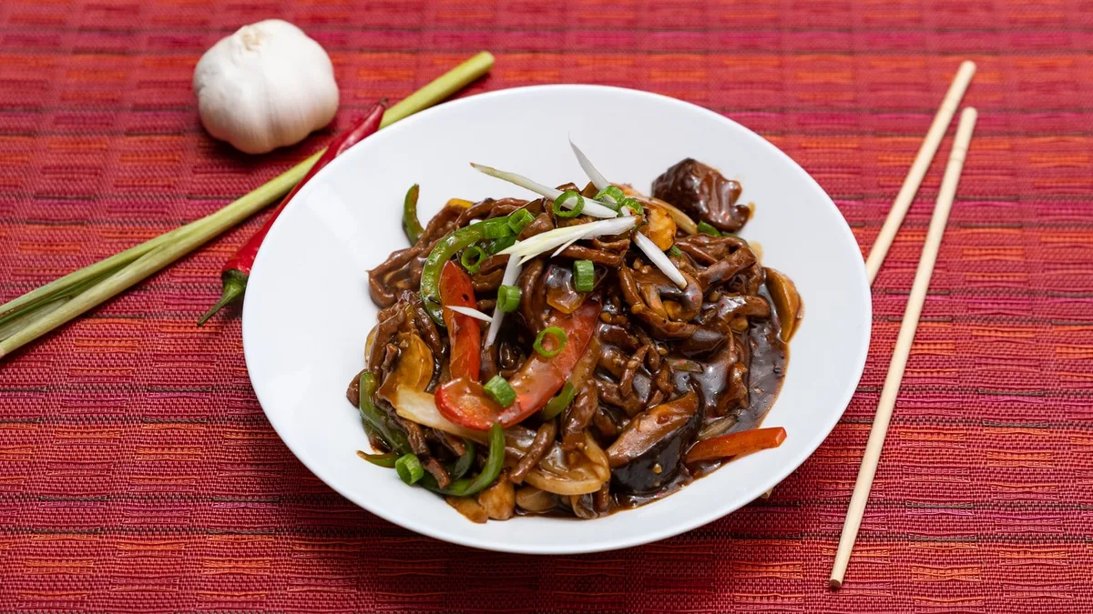 84. Beef With Green Peppers And Black Bean Sauce