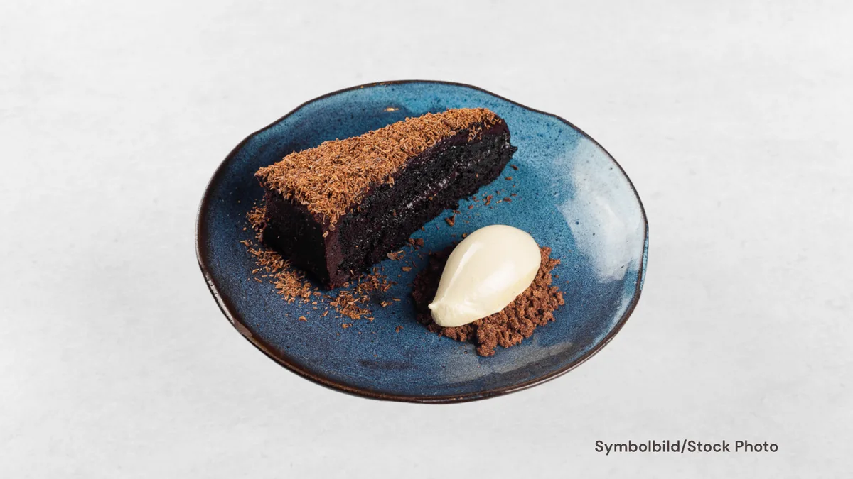 Chocolate-Date Cake with Coconut and Mango “Sugar-Free”