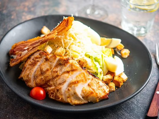 Caesari salat grillitud kanafileega