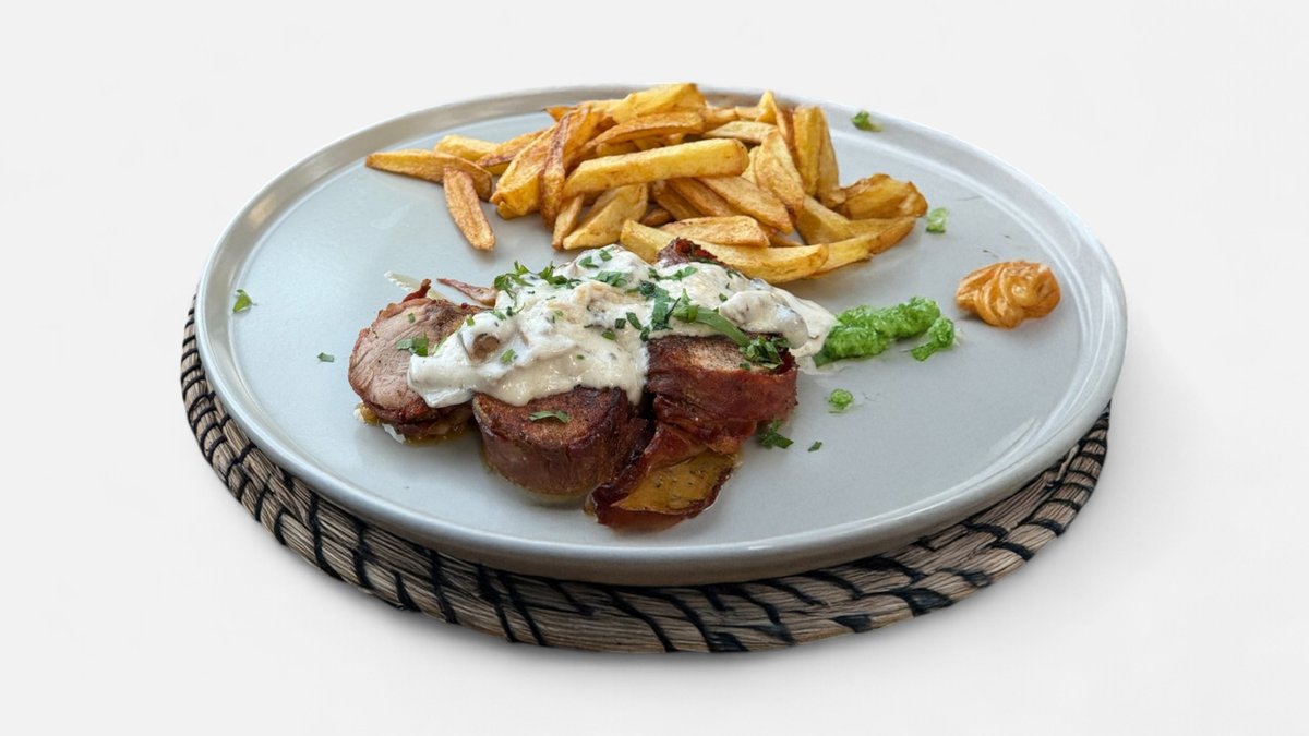 Muschiulet de porc cu sos de ciuperci in crusta de bacon cu piure - cartofi prajiti