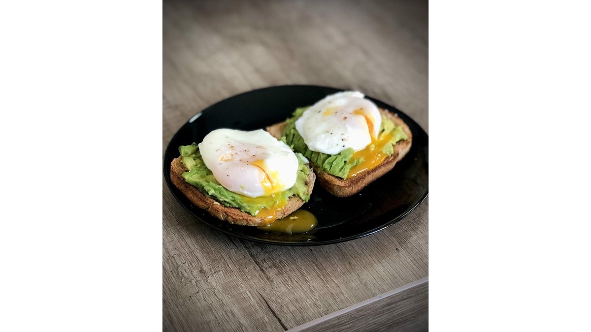 Ouă poșate cu cremă de avocado