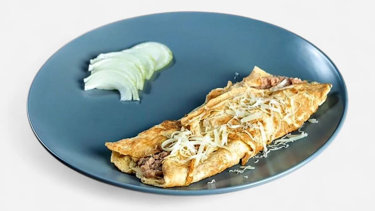 Omletă cu ton și ceapă
