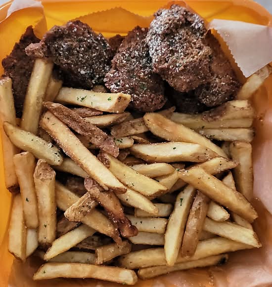 [The Bird's Nest] Garlic Parmesan Wyngs and Fries