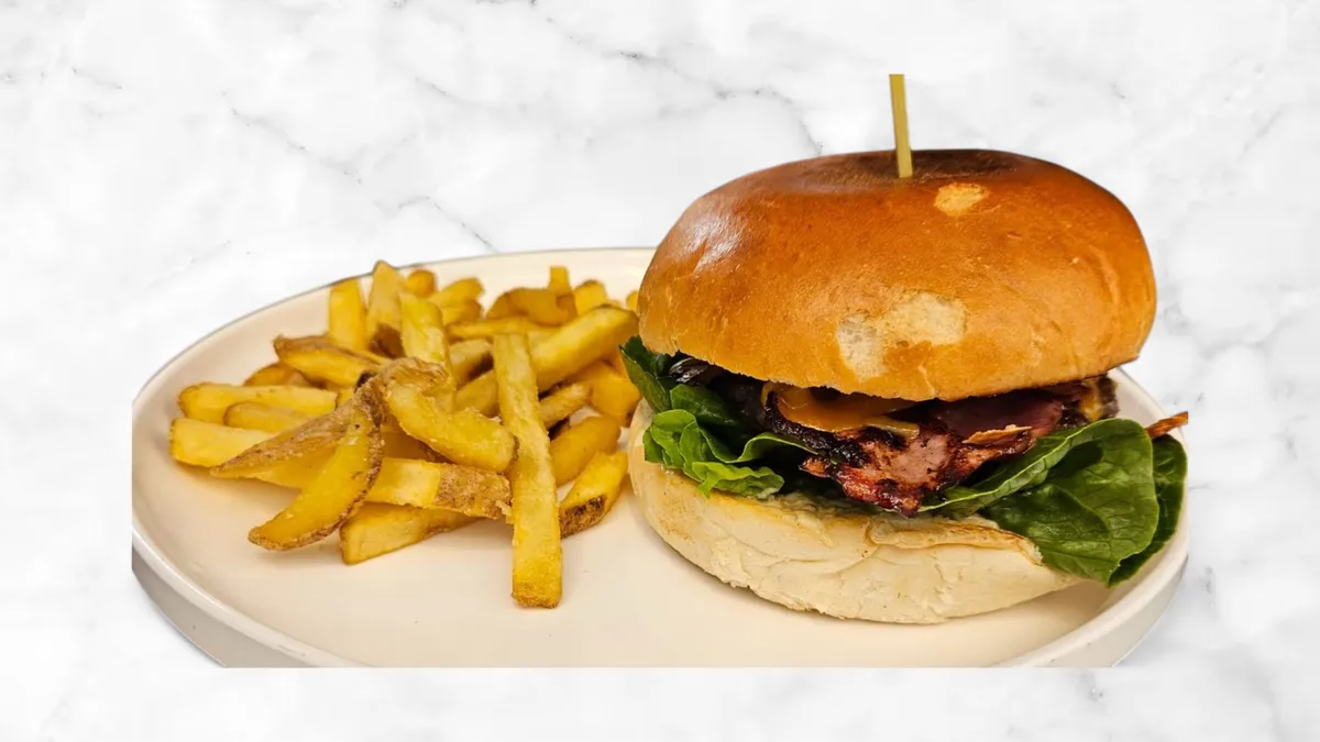 Farmářsky hovězí burger s hranolky a chipotle majonézou