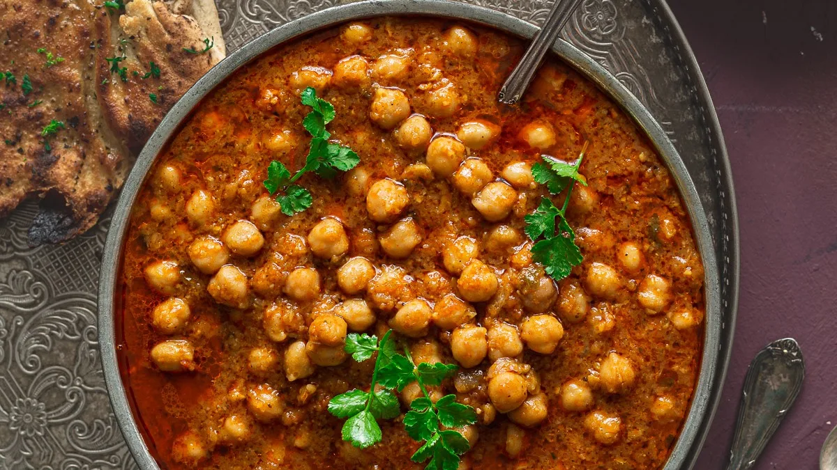 Chana Masala ( V ) serveres med ris