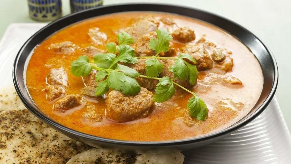 Lam Curry serveres med ris.