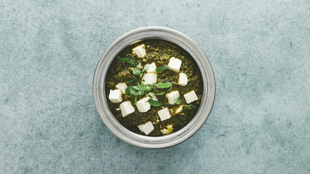 Palak Paneer (V) serveres med ris