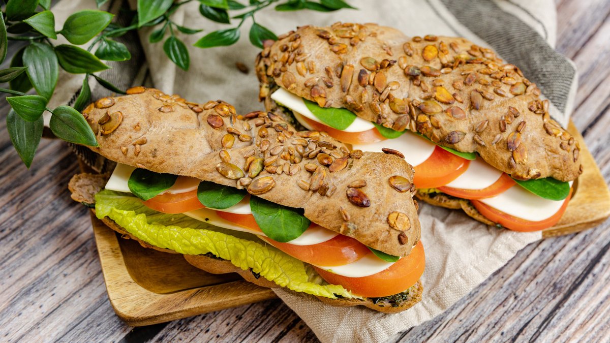 Vegan caprese szendvics
