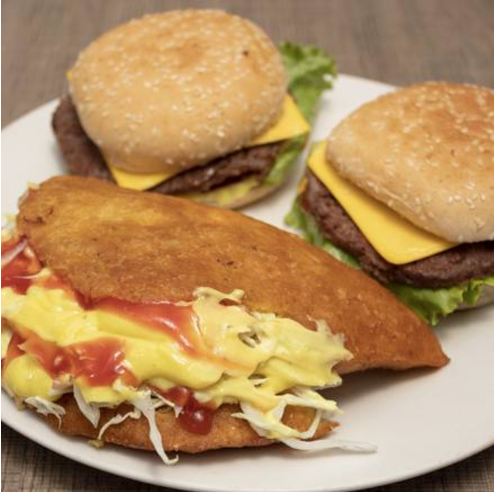 Dos Hamburguesas con Queso y Empanada Arreglada de Carne