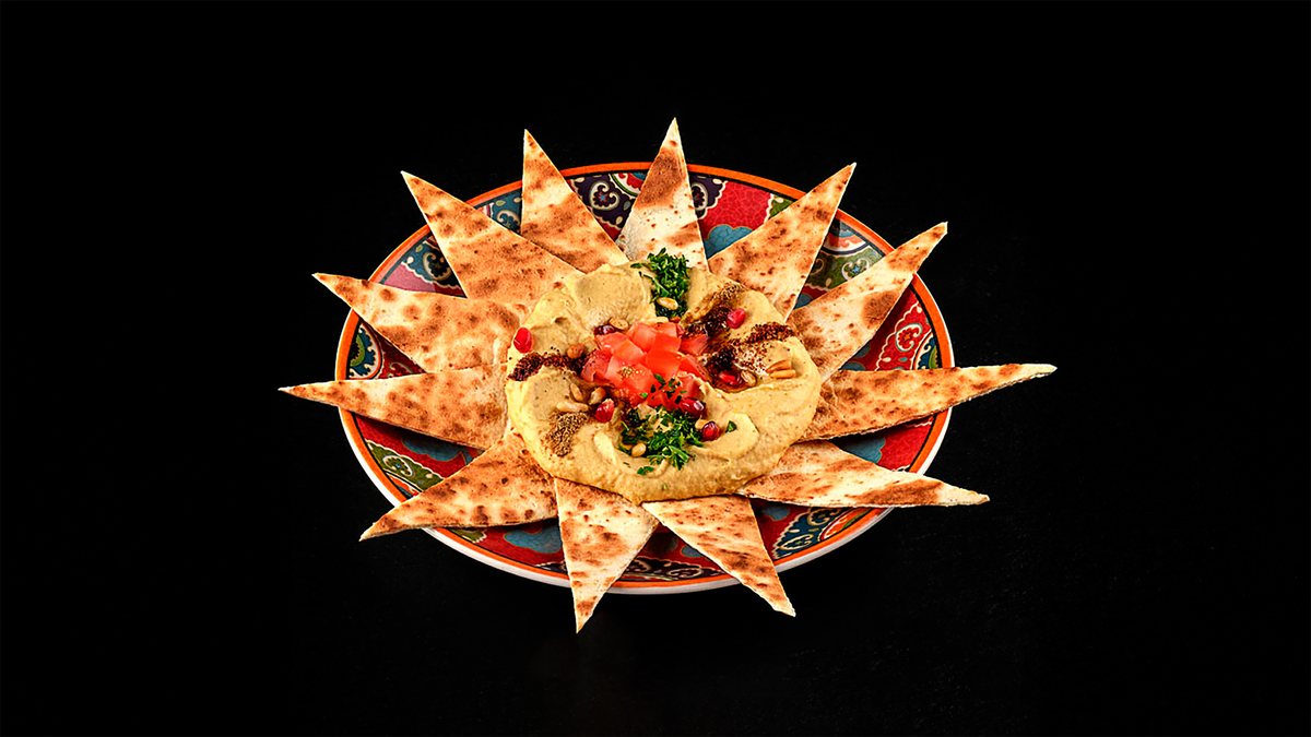 Hummus cu muguri de pin