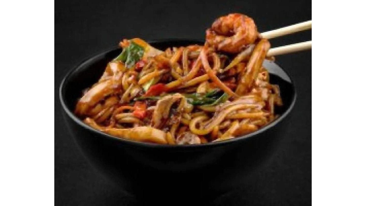 Noodles la wok cu creveti