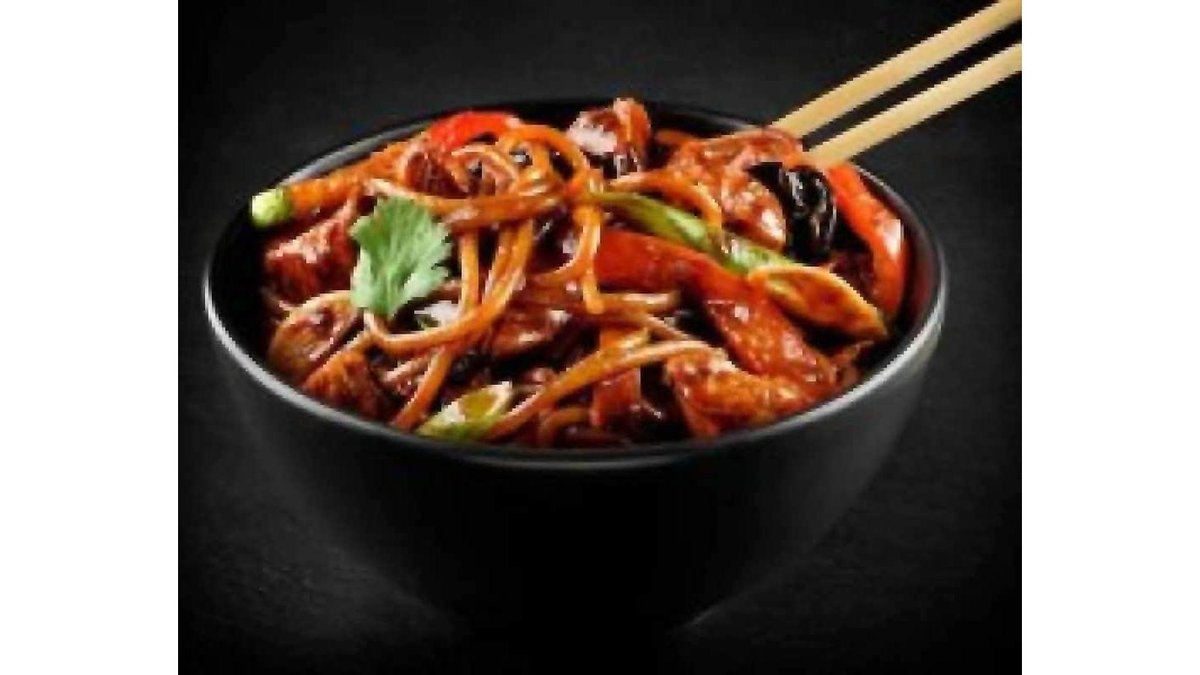 Noodles la wok cu pui