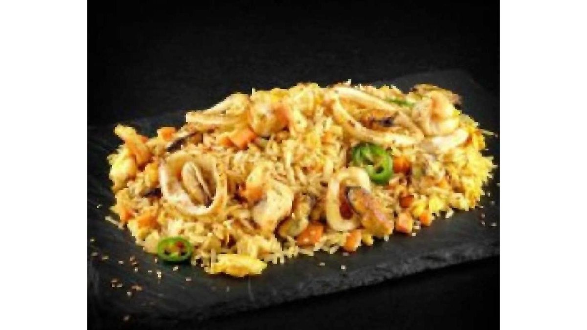 Orez la wok cu fructe de mare