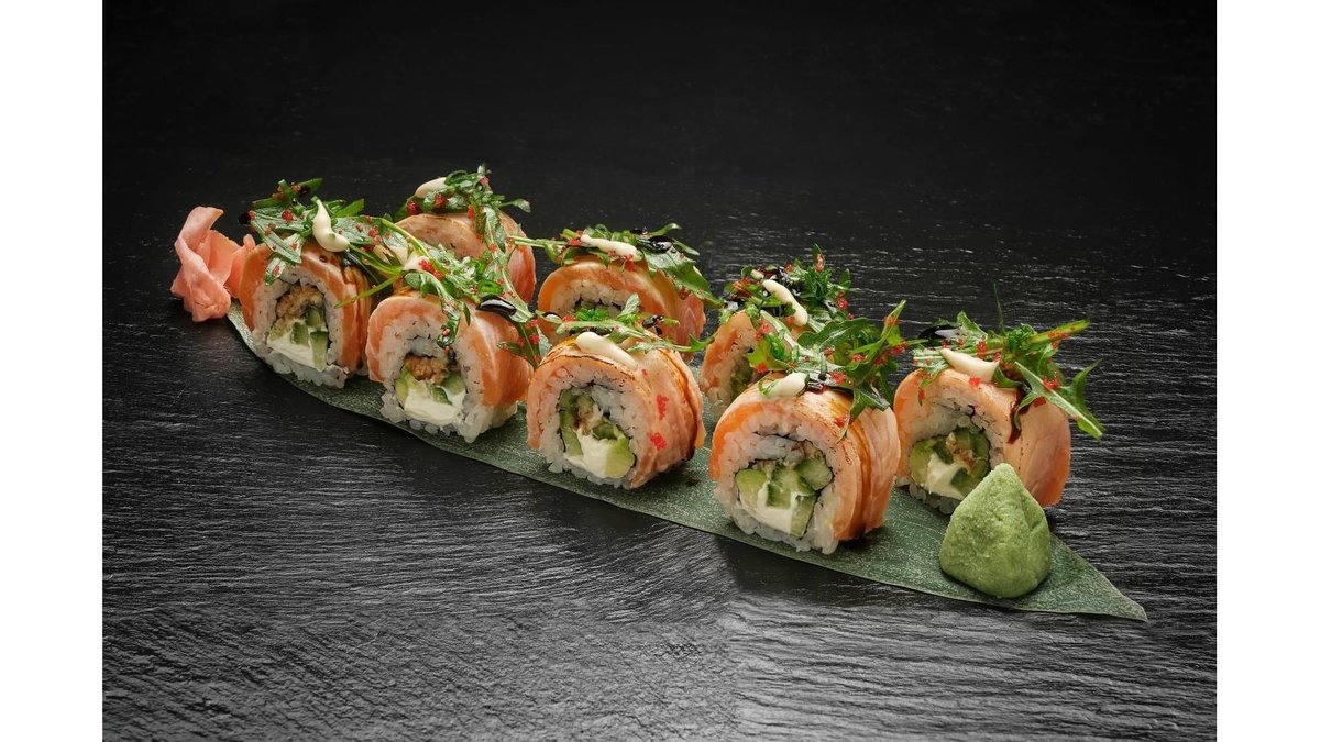 Salmon Majestic (Sushi Roll)