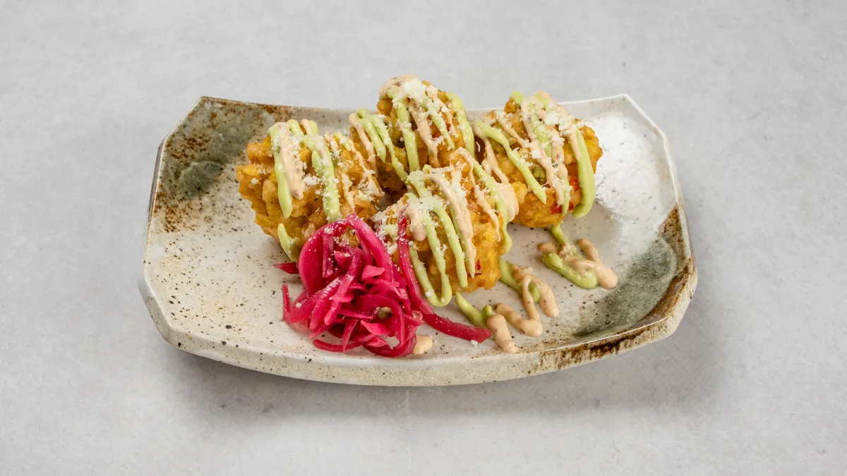 Elote Corn Tempura i izmrvljeni Cotija sir