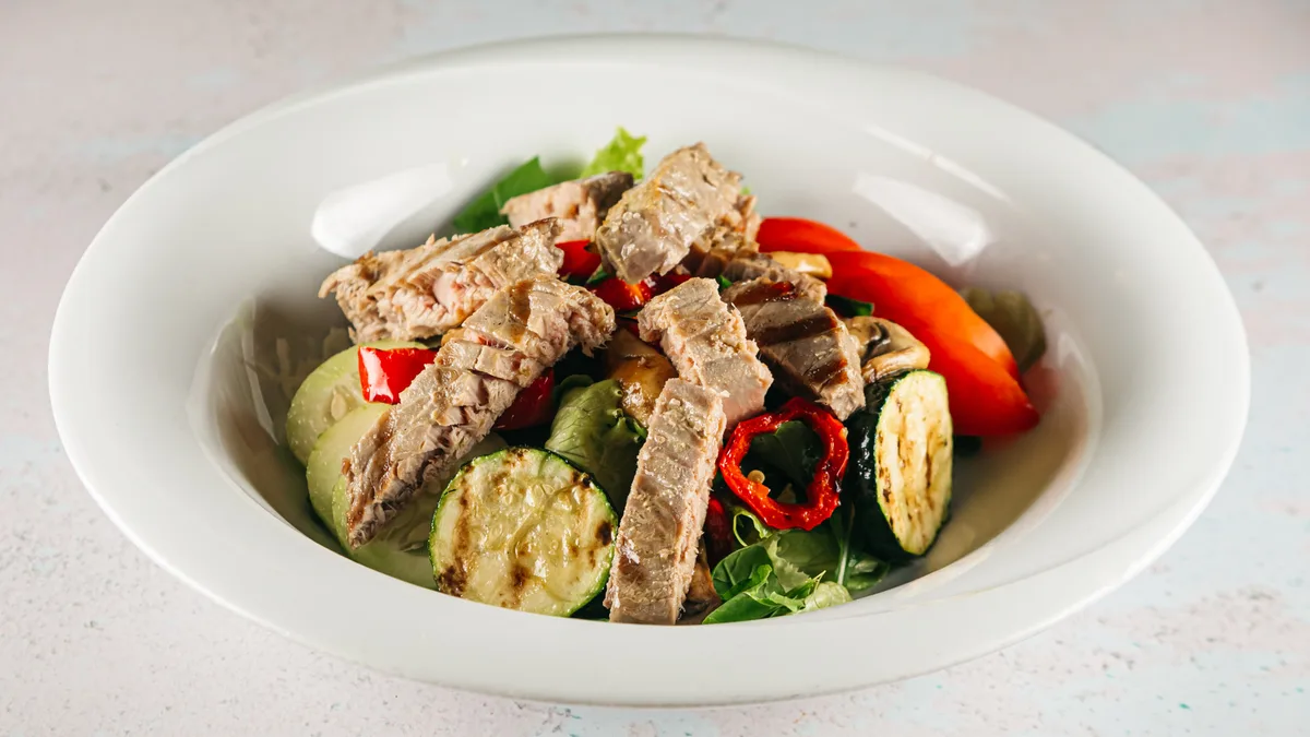 Salata s povrćem i tunom