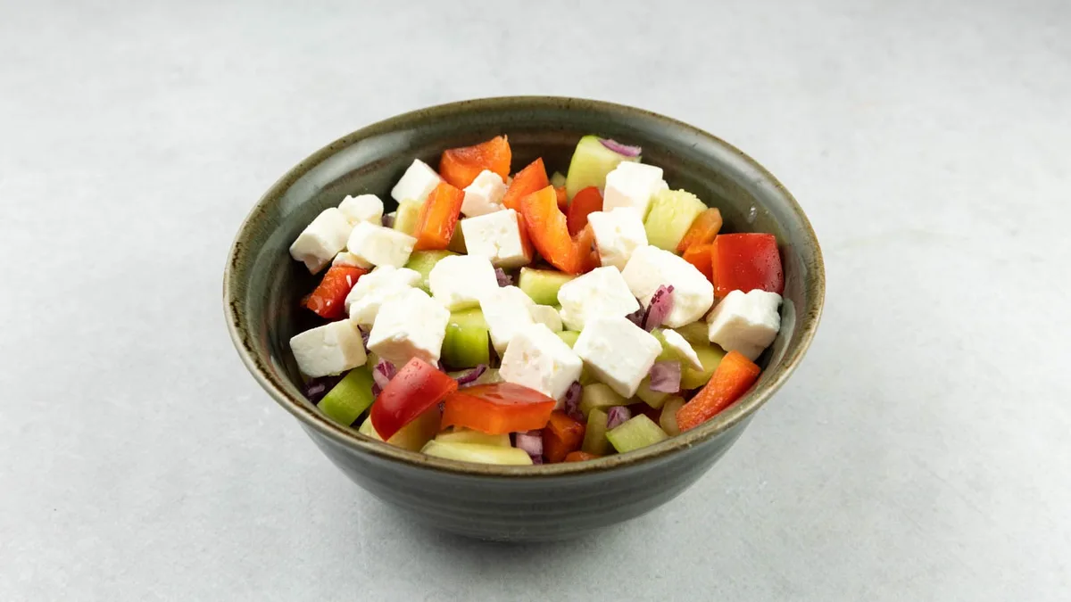 Svježa salata sa povrćem i sjemenkama