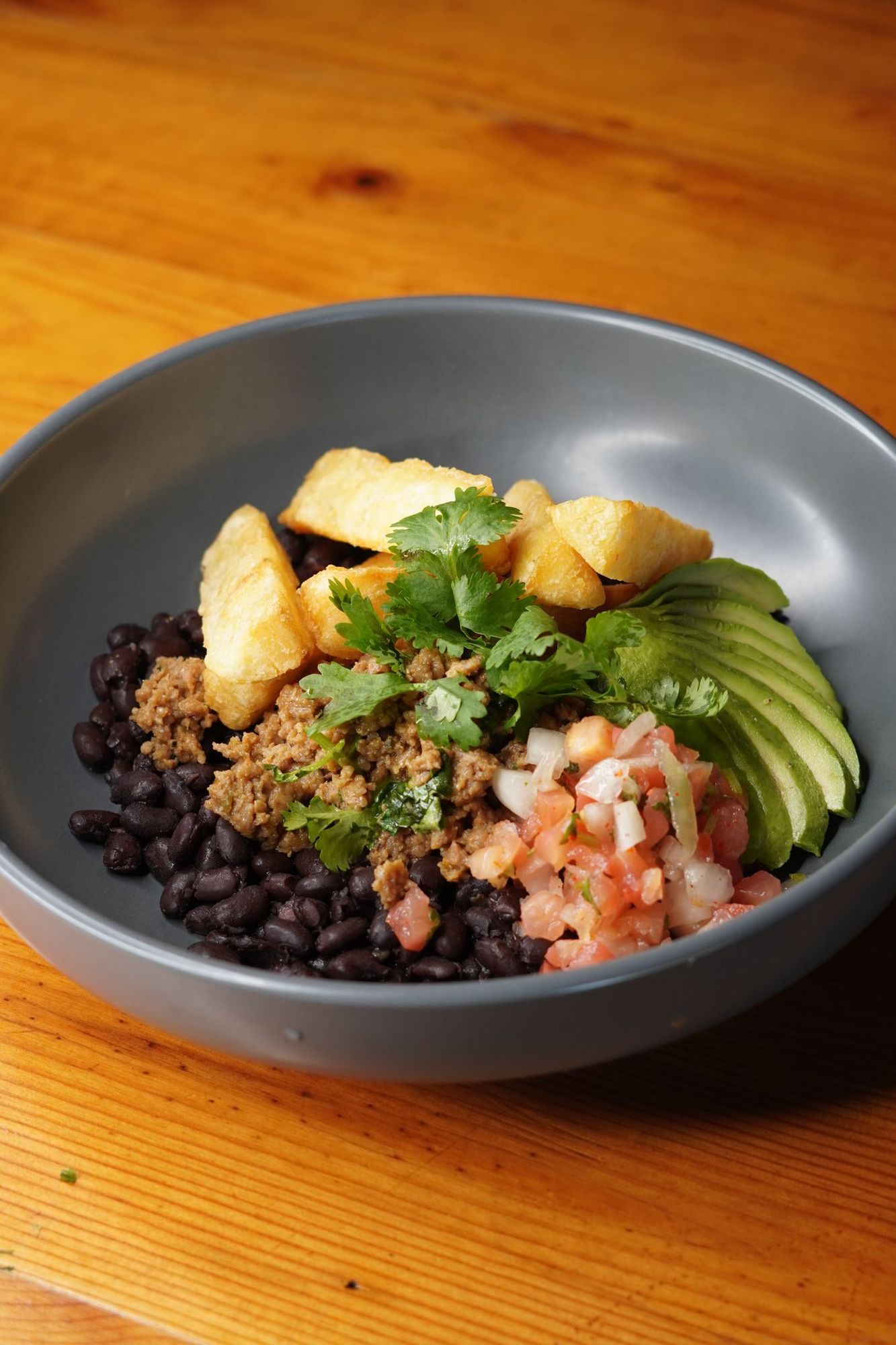 Plato Yuca fries vegano con carne impossible