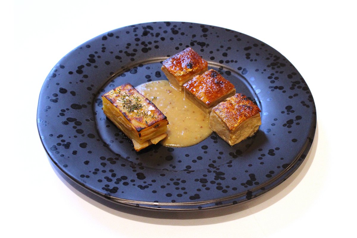 Hrskava prasetina, tortica od kruške i krompira, moča sa slačicom, lička basa, v