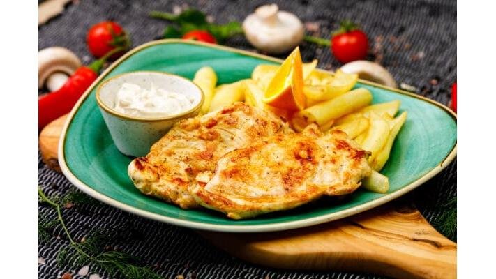 Piept de pui la grătar cu piure din cartofi/cartofi prajiti