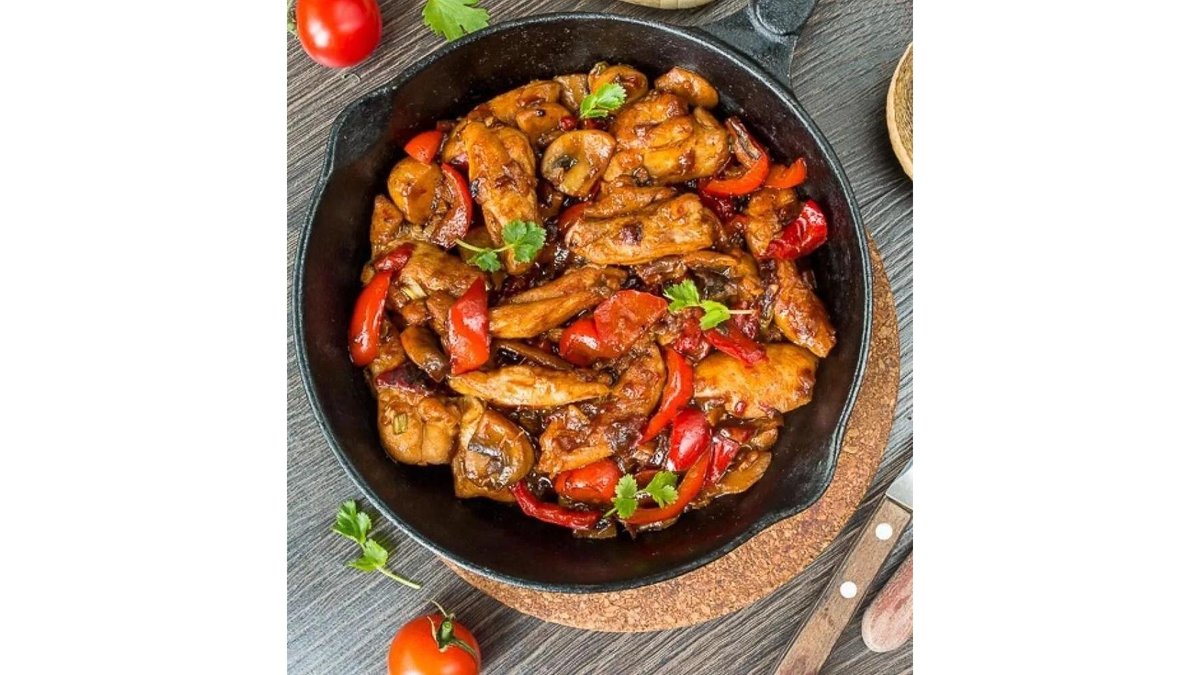 Tigaie picantă de  porc cu mămăliguța
