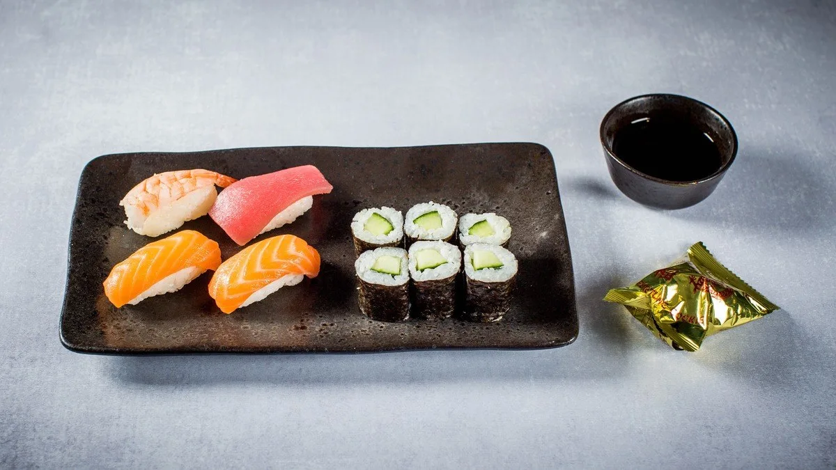4 Nigiri + 6 Maki (vsebuje wasabi)