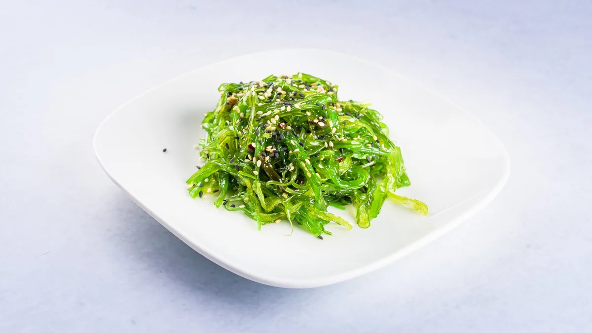 Japonska wakame solata s sezamom
