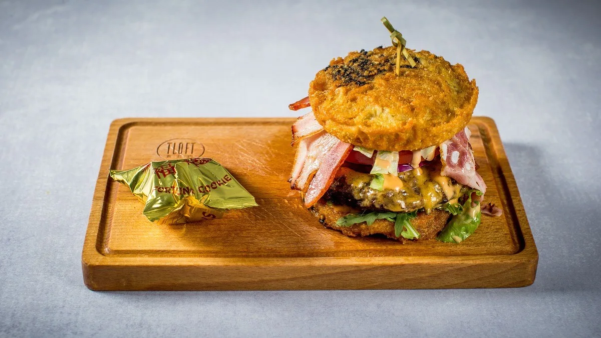 Ramen burger s slanino